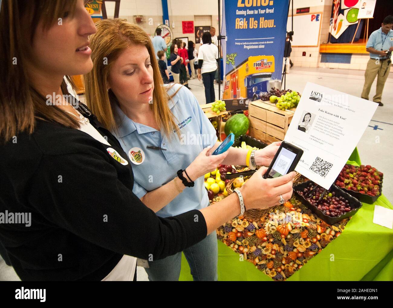 Lindsey Gormnus (links), eine der ersten Klasse Lehrer in Maryland Stadt Volksschule in Laurel, Maryland und Donna Karlsons, Landwirtschaftsministerium der Vereinigten Staaten von Food Safety Inspection Service laden" Fragen, Karen, "ein online Lebensmittelsicherheit Frage und Antwort vom Landwirtschaftsministerium der Vereinigten Staaten, Mobiltelefon Lebensmittelsicherheit Inspection Service zu Gormus während des Food Safety Inspection Service Lebensmittelsicherheit Ausbildung Lager bei Maryland Stadt elementare Schopol, Do., 5. Mai 2011. "Karen" bietet rund um die Uhr virtuelle Hilfe und Tipps zur Vermeidung von Lebensmittelvergiftungen, sichere foo Stockfoto