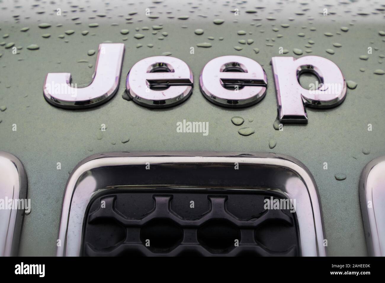 Jeep Logo auf der Motorhaube eines SUV. Stockfoto