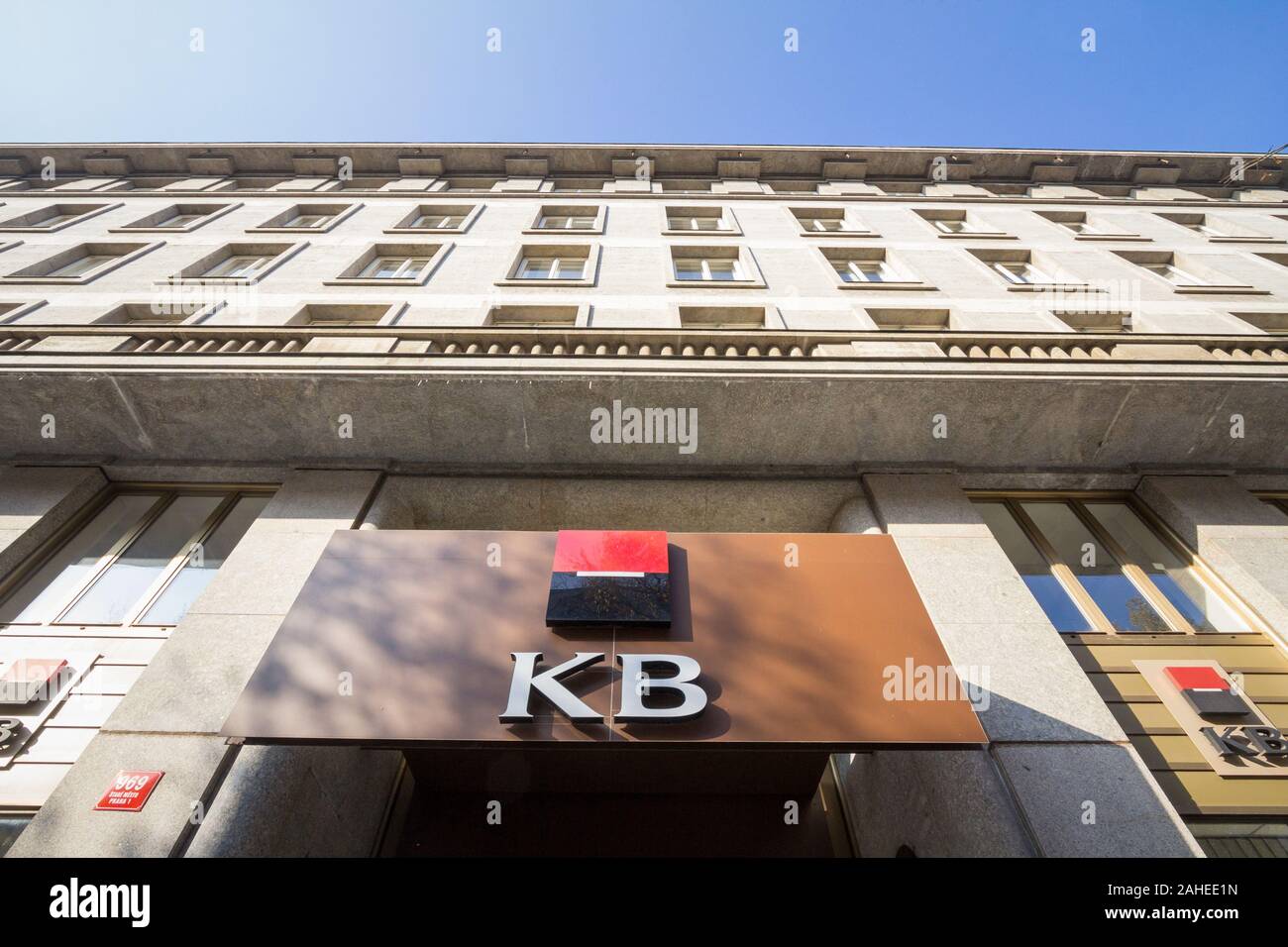 Prag, Tschechien - 31. OKTOBER 2019: KB Bank oder Komercni Banka Logo vor ihrem Büro für Prag. Komercni Banka ist eine tschechische Bank, die lokale Bra Stockfoto