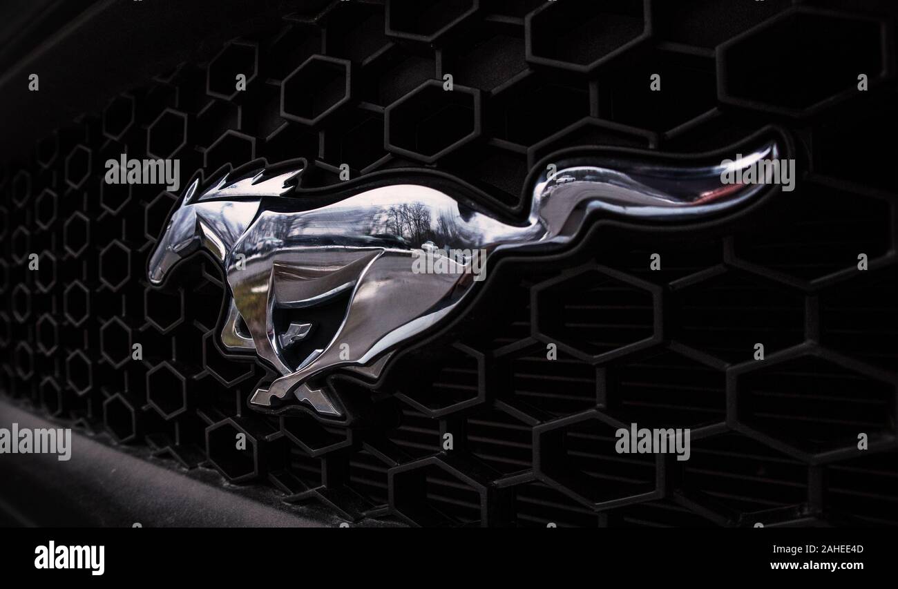Sechste Generation des Ford Mustang (Logo auf der Vorderseite Grill). Stockfoto