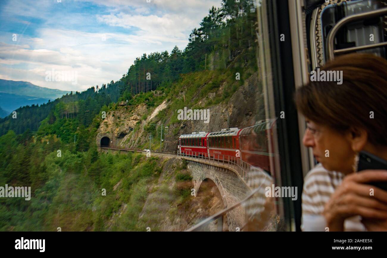 Szenen aus dem Bernina Express, ein Zug anschließen in der Schweiz von ...