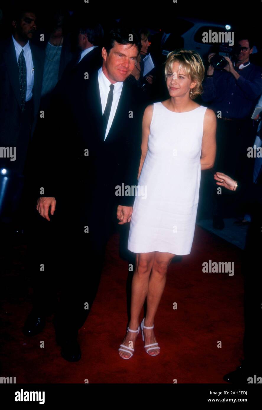 Hollywood, Kalifornien, USA, 1. Mai 1995 Schauspieler Dennis Quaid und Schauspielerin Meg Ryan an Twentieth Century Fox's "Französischen" Premiere am 1. Mai 1995 im Mann's Chinese Theatre in Hollywood, Kalifornien, USA Küssen. Foto von Barry King/Alamy Stock Foto Stockfoto