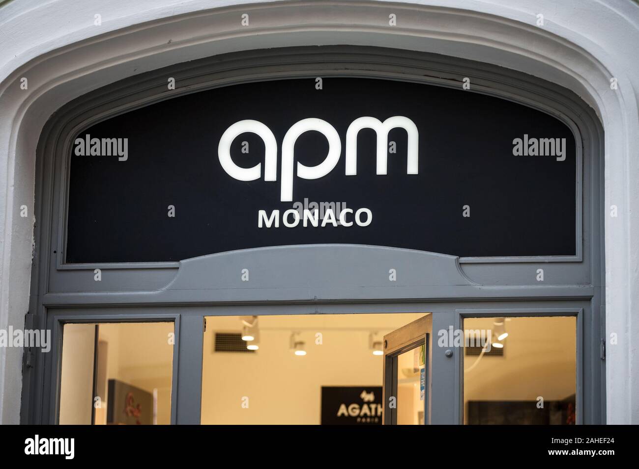 Prag, Tschechien - NOVEMBER 2, 2019: APM Monaco Logo auf der Vorderseite Ihrer wichtigsten Boutique für Prag. APM ist eine Mode Schmuck Designer, Hersteller und Re Stockfoto