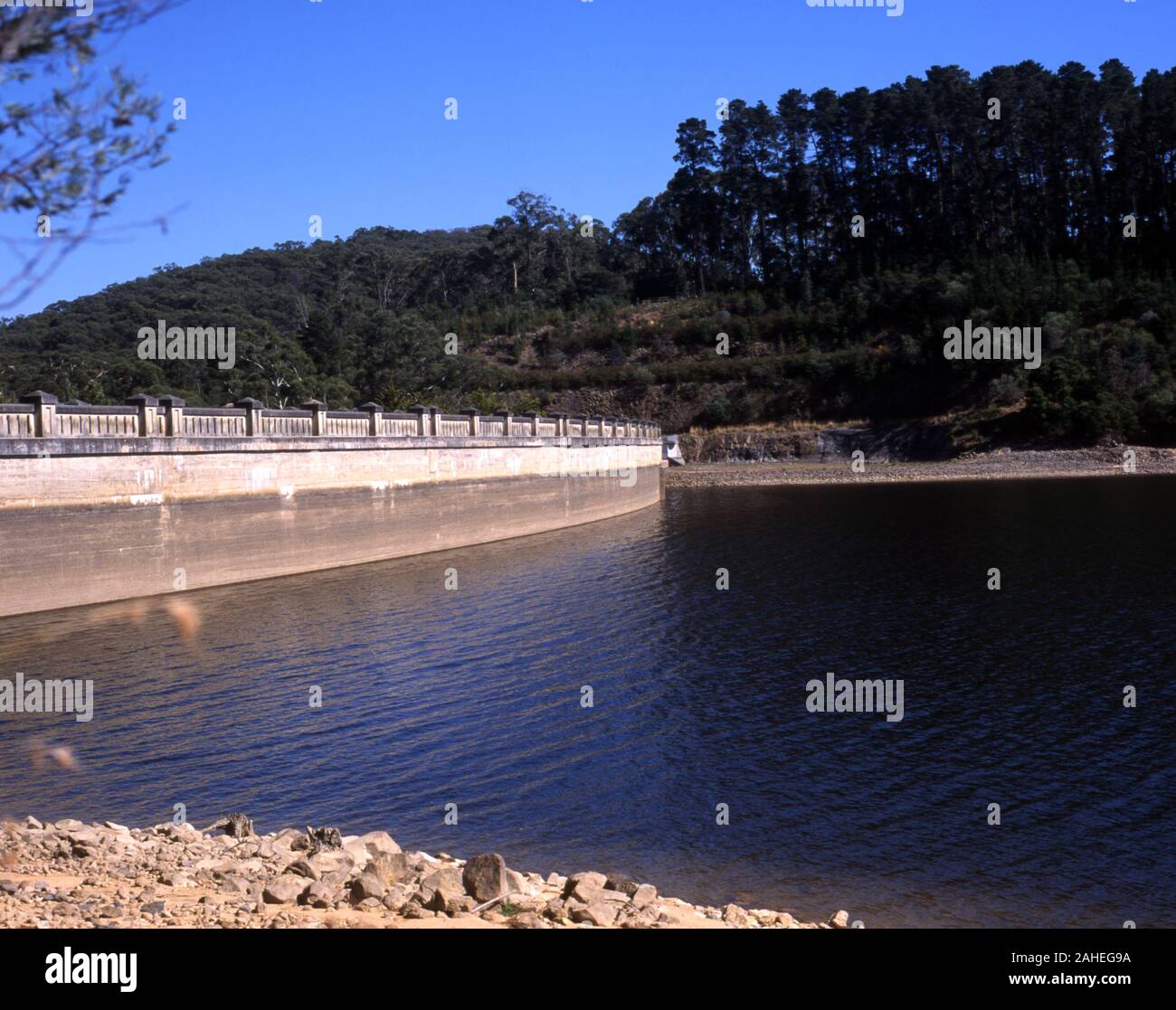 Die Eildon Damm oder Eildon Wehr, ein Fels und Erde - füllen Staudamm mit einer kontrollierten Abflußkanal in der Goulburn River, Alpenraum, Victoria. Stockfoto