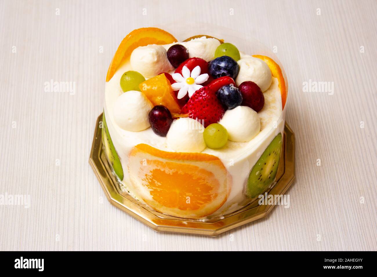 Ein Obstkuchen mit weißer Schokolade Namenskarte für jede Feier wie Geburtstag, weihnachten, Jahrestag, Ehe, valentinstag, Ruhestand etc Stockfoto