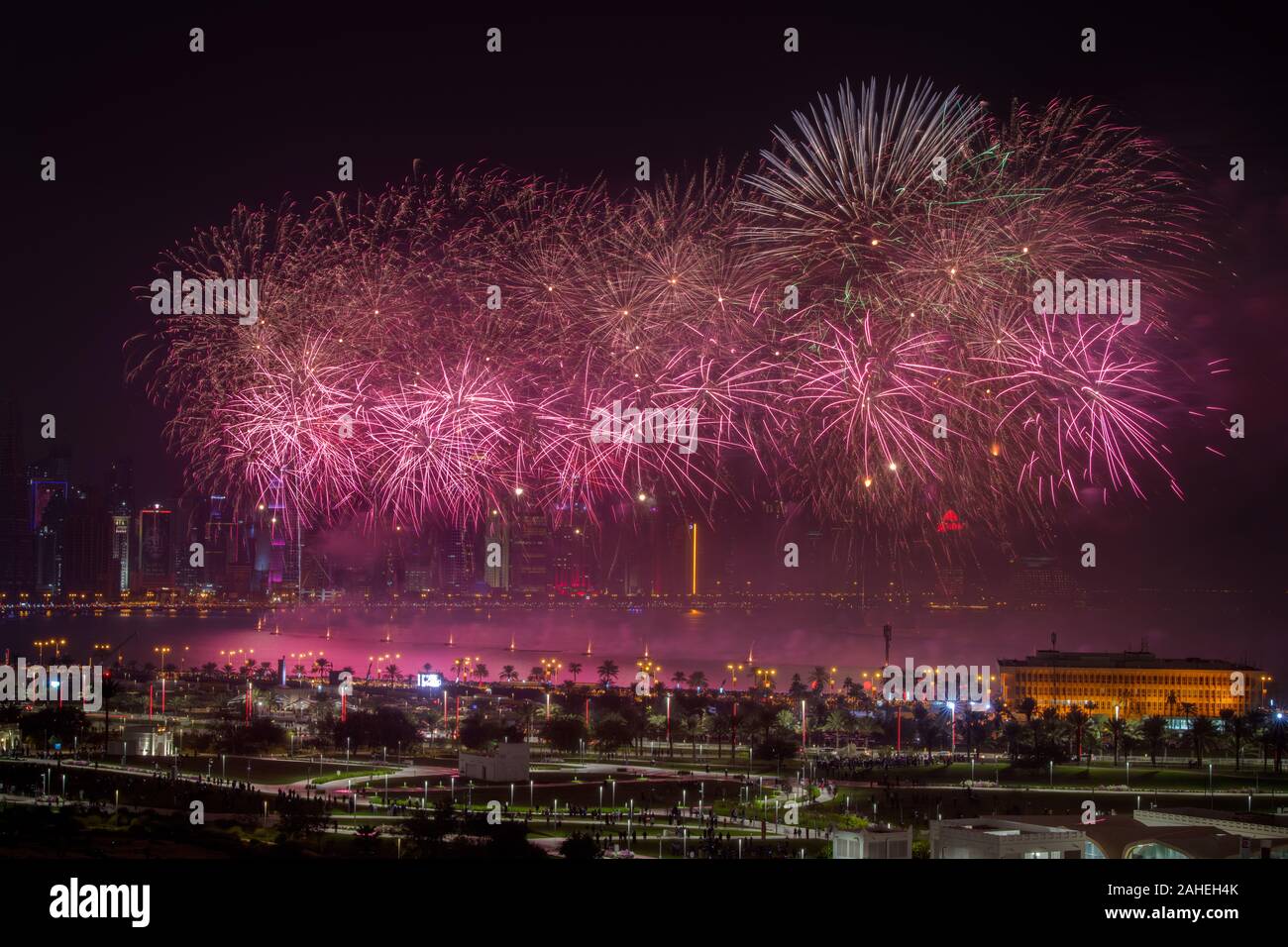 Feuerwerk auf Qatar National Tag an der Corniche Stockfoto