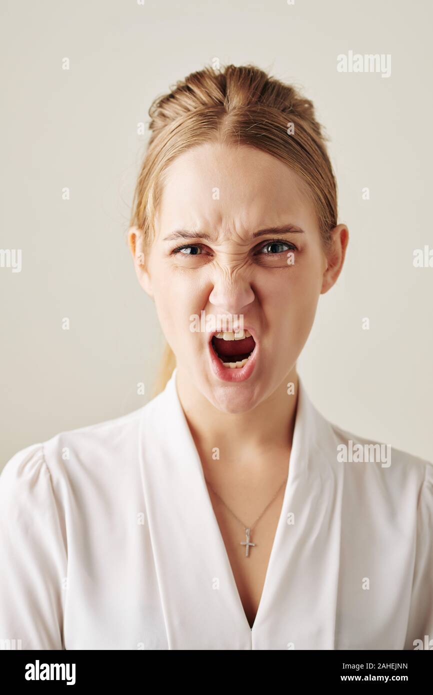 Portrait von wütenden Schreien junge geschäftsfrau in weißer Bluse Stockfoto