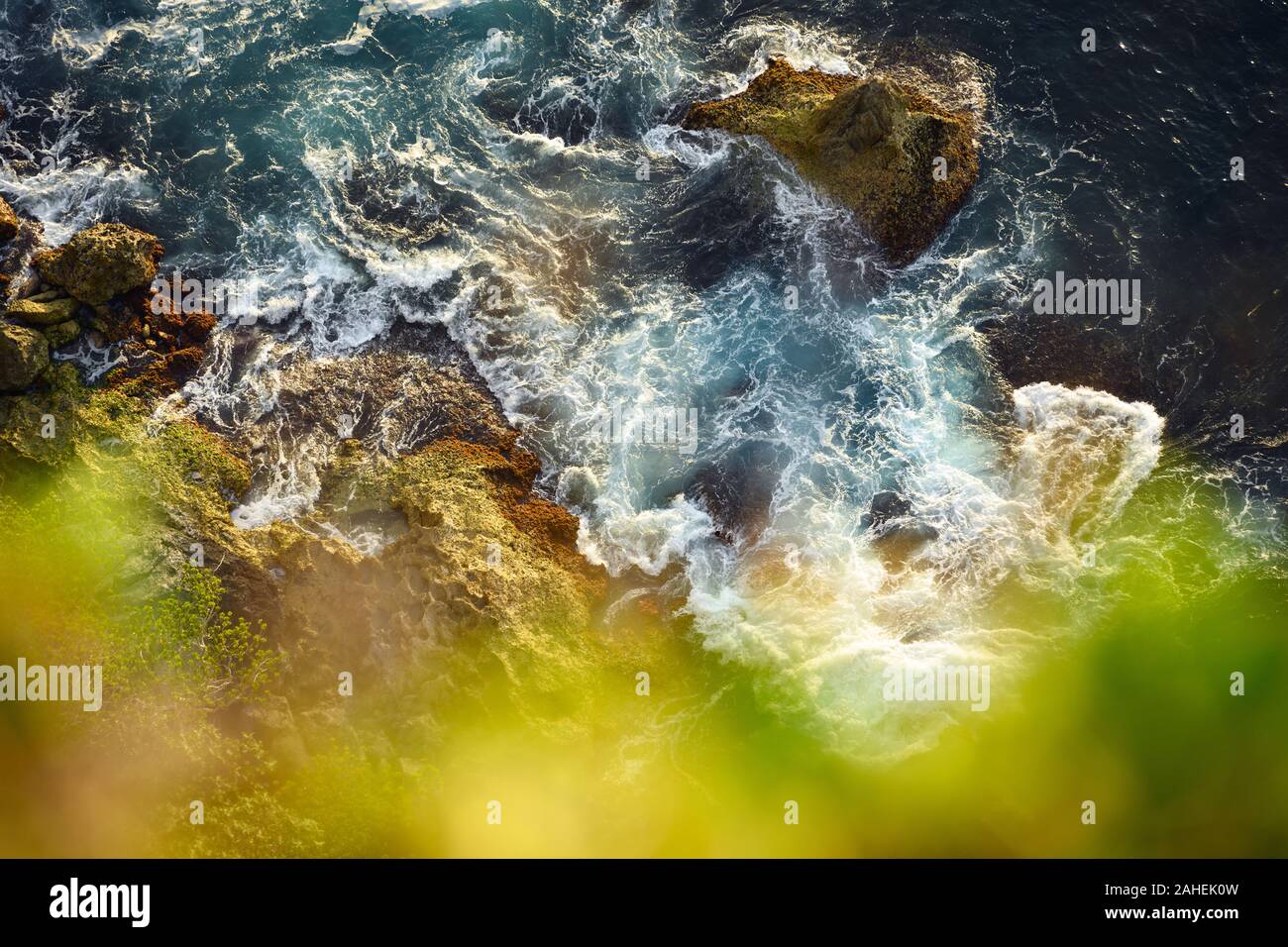 (Selektive Fokus) Ansicht von oben, atemberaubenden Blick auf die felsige Küste im Hintergrund vom türkisfarbenen Meer bei Sonnenuntergang getaucht. Stockfoto