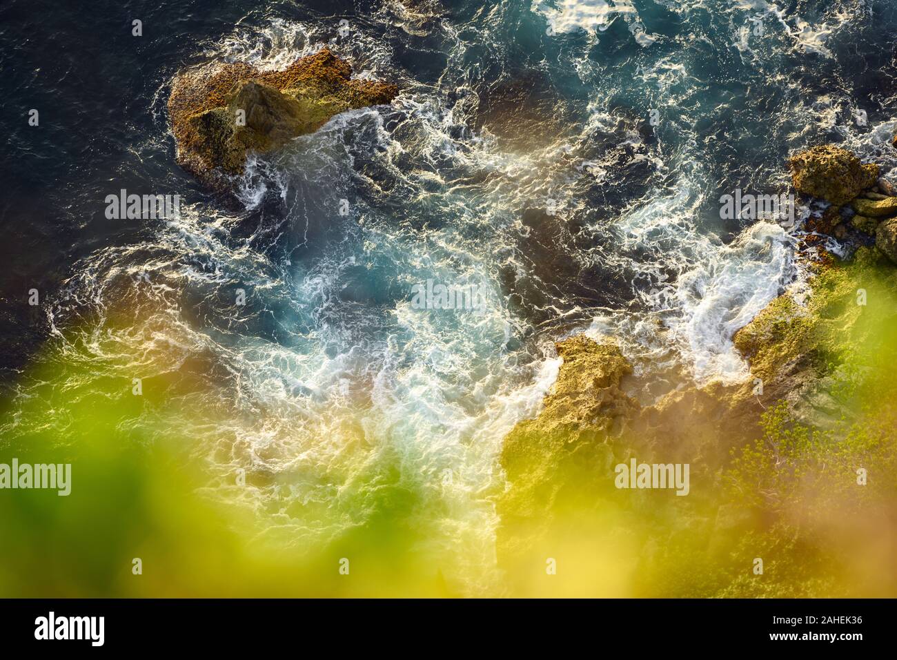 (Selektive Fokus) Ansicht von oben, atemberaubenden Blick auf die felsige Küste im Hintergrund vom türkisfarbenen Meer bei Sonnenuntergang getaucht. Stockfoto