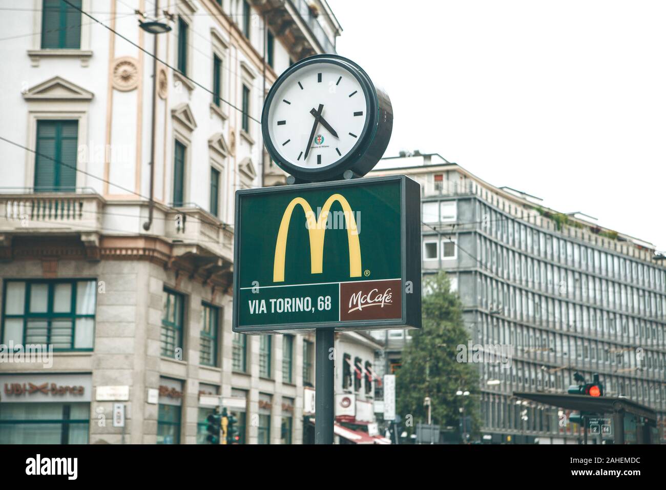 Italien, Mailand, 30. Mai 2019: eine Straße und ein McCafe Zeichen auf dem Hintergrund der städtischen Gebäude und Häuser. Stockfoto