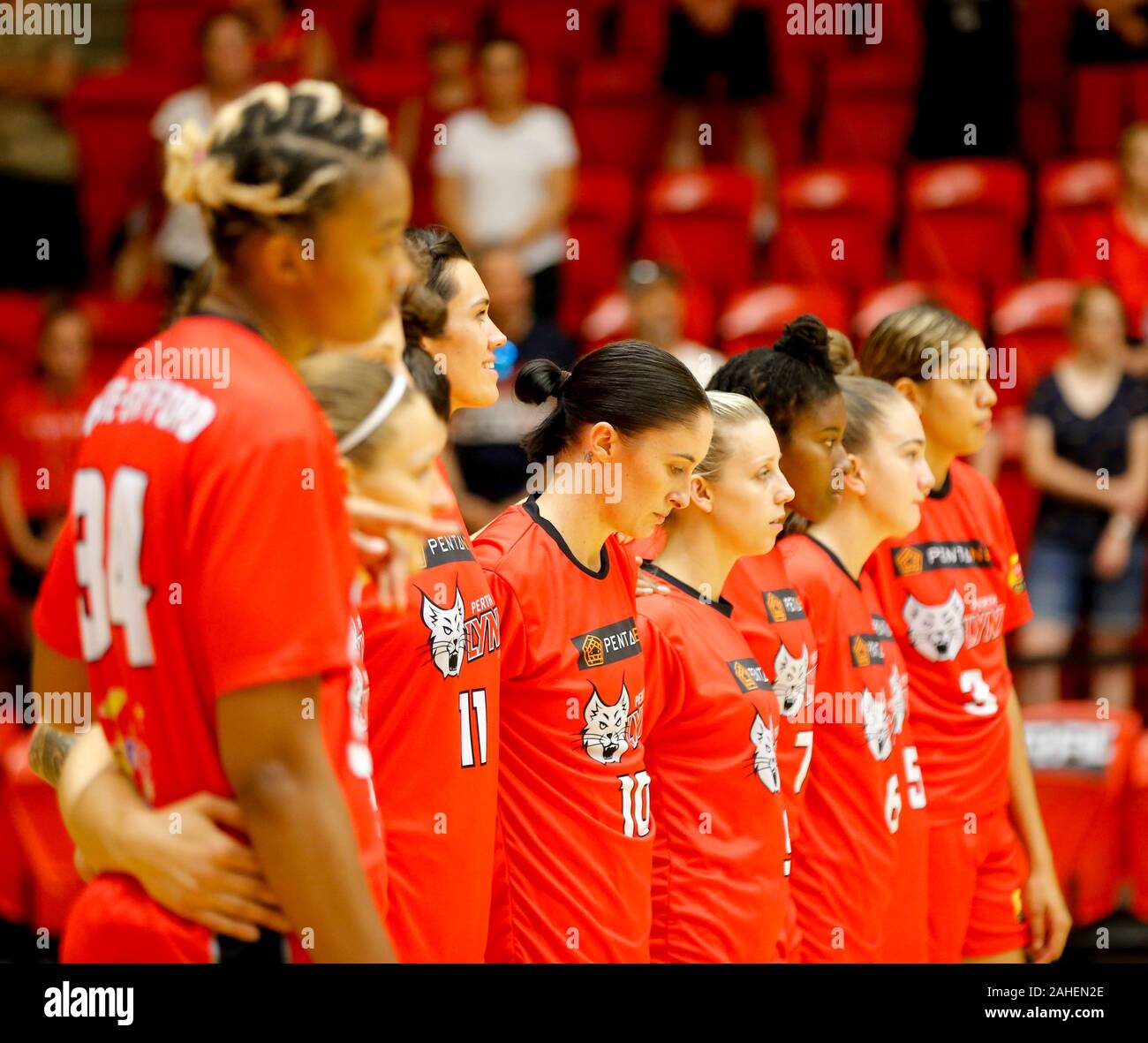 Perth, Australien. 29. Dez 2019. Frauen National Basketball League Australien, Perth Lynx versus Canberra Hauptstädten; Perth Lynx Spieler richten für die Nationalhymne - Redaktionelle Verwendung Credit: Aktion Plus Sport Bilder/Alamy leben Nachrichten Stockfoto