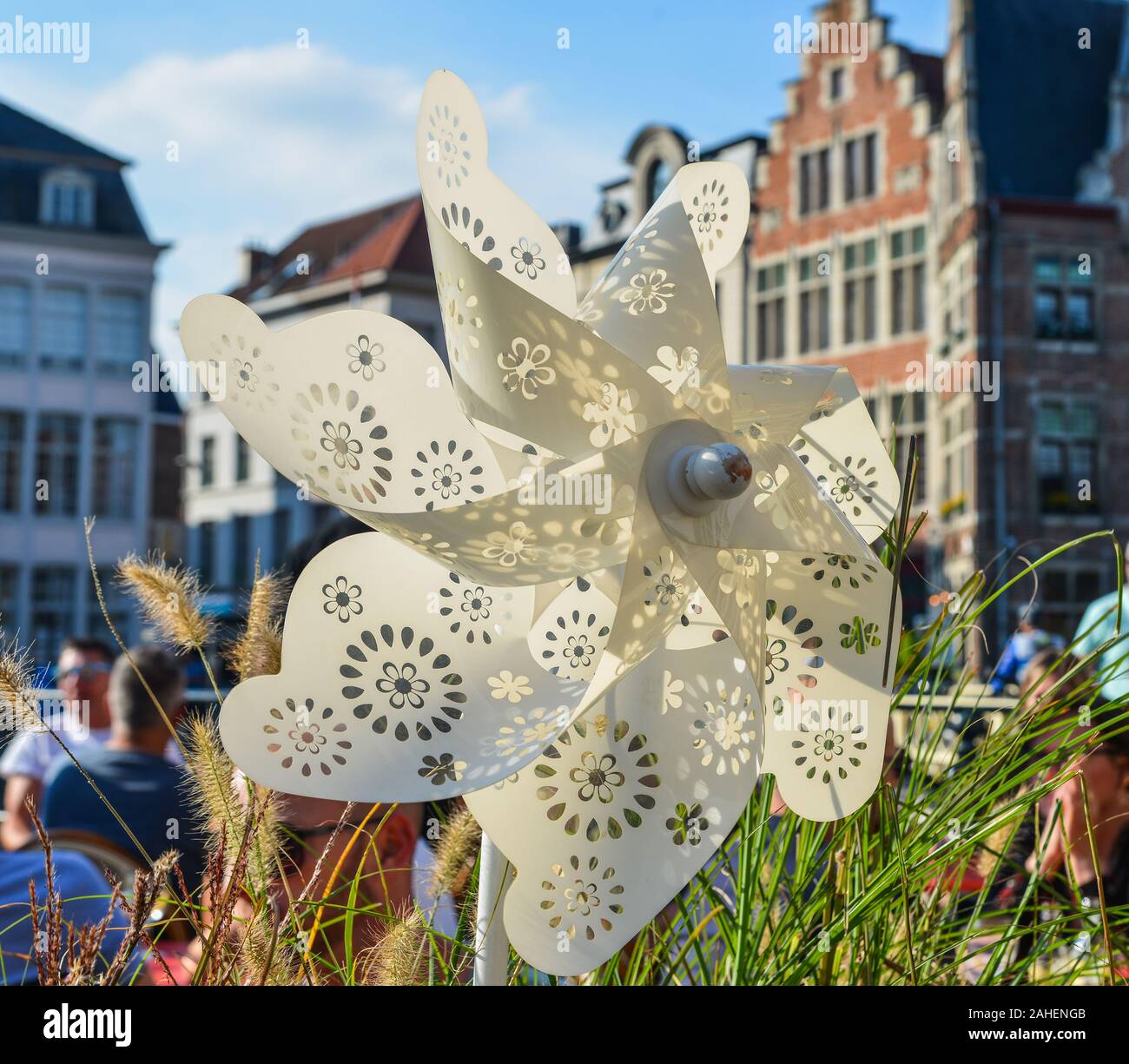 Weißer Kunststoff pinwheel für Dekorationen im Coffee Shop im Marktplatz von Brügge, Belgien. Stockfoto