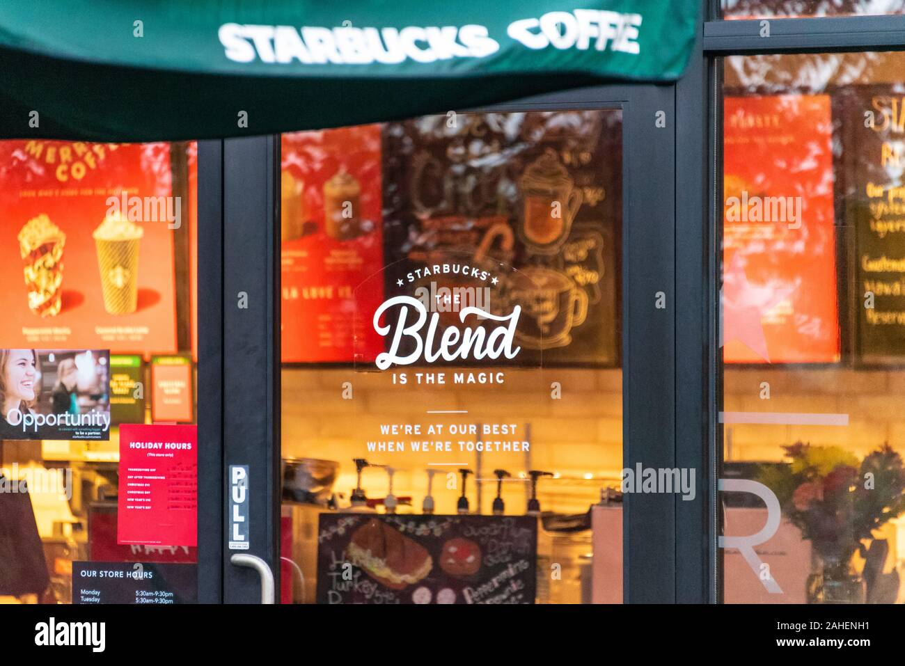 Innen/Außen-Ansicht von Starbucks Kaffee in Duluth, Georgia. (USA) Stockfoto