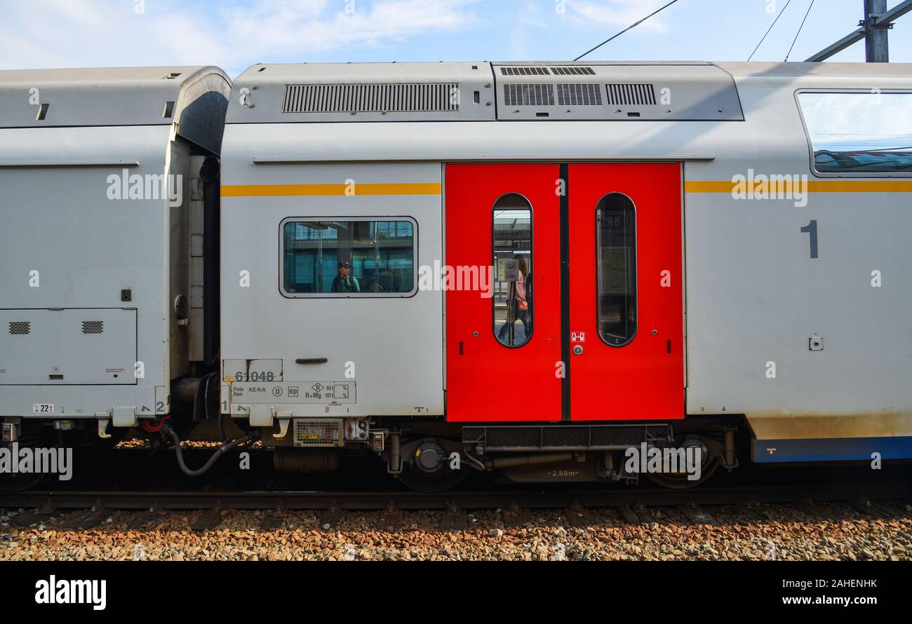 Brügge, Belgien - Oct 6, 2018. Ein Zug in den Bahnhof Brügge. Historische Stadt Brügge, die von der UNESCO zum Weltkulturerbe in Westflandern, Belgi Stockfoto