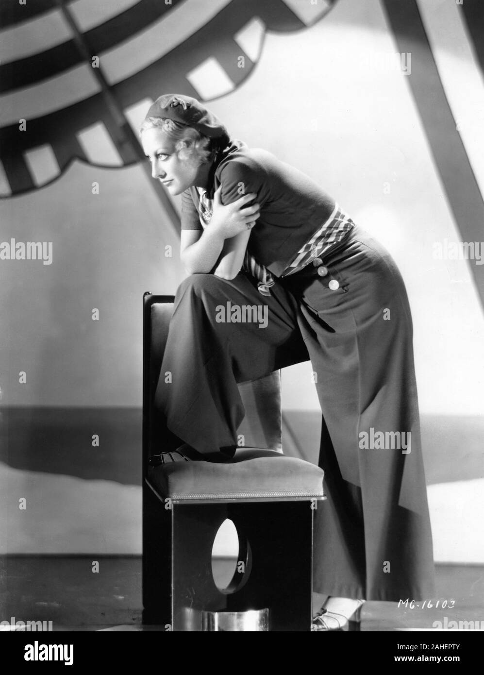 JOAN CRAWFORD 1931 Fashion Portrait mit blonden Haaren im Outfit von Gilbert Adrian Werbung Foto für diese moderne Regisseur Nick Grinde Metro Goldwyn Mayer Stockfoto