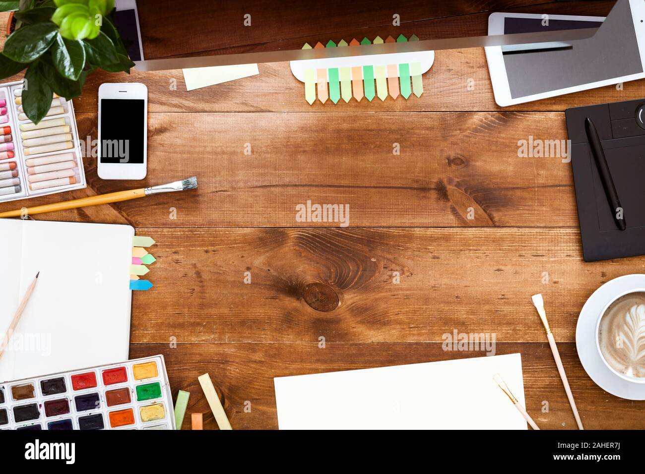 Grafik Design modern creative design Arbeitsplatz braune Holztisch Stockfoto