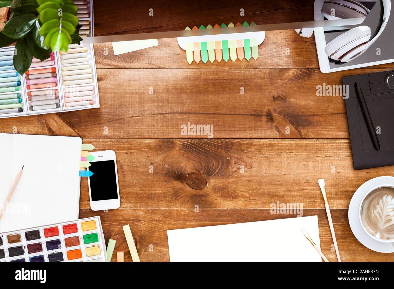 Modern Creative Design Arbeitstisch Konzept, Computer Farben auf braune Holztisch Stockfoto