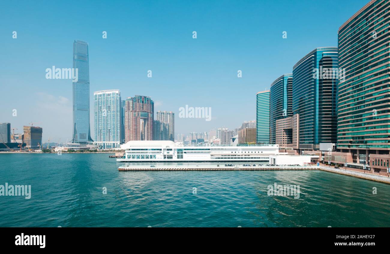 Die moderne Architektur und die Skyline von West Kowloon und Victoria Hafen in HongKong Stockfoto