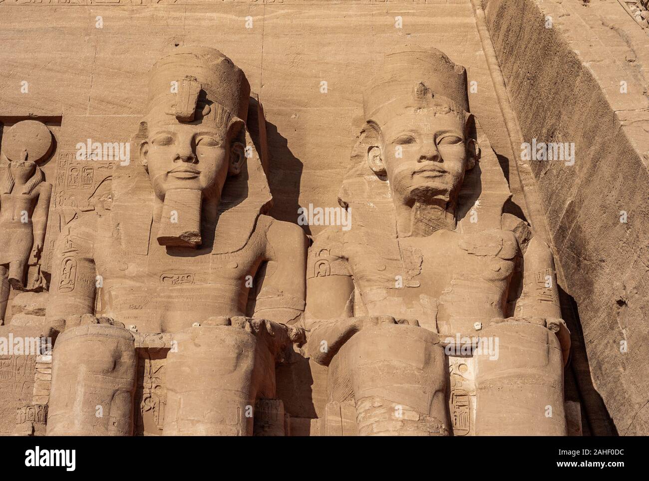 Abu Simbel - Zwei kolossale Statuen des Pharao Ramses II. auf dem Großen Tempel in Ägypten Stockfoto