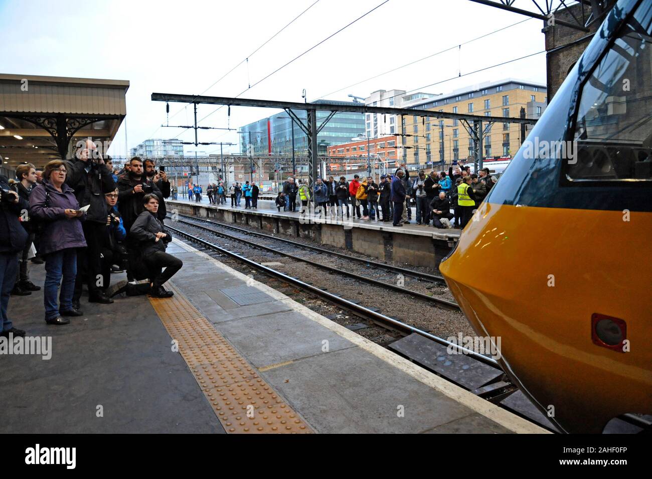 Rail Enthusiasten Foto in einem restaurierten InterCity 125 am Bahnhof King's Cross Station den Abschluss einer 4-tägigen Tour als die letzten HST auf der East Coast Main Line Stockfoto