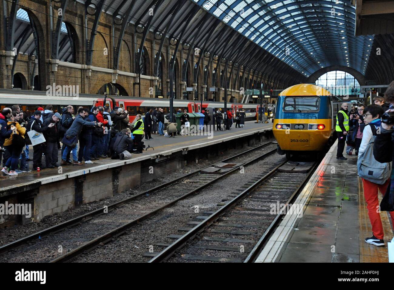 Rail Enthusiasten Foto in einem restaurierten InterCity 125 am Bahnhof King's Cross Station den Abschluss einer 4-tägigen Tour als die letzten HST auf der East Coast Main Line Stockfoto