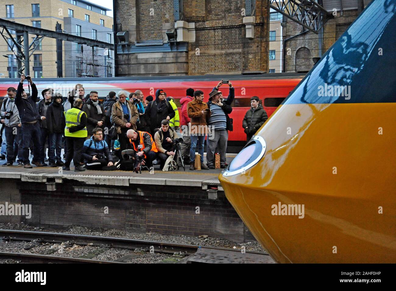 Rail Enthusiasten Foto in einem restaurierten InterCity 125 am Bahnhof King's Cross Station den Abschluss einer 4-tägigen Tour als die letzten HST auf der East Coast Main Line Stockfoto