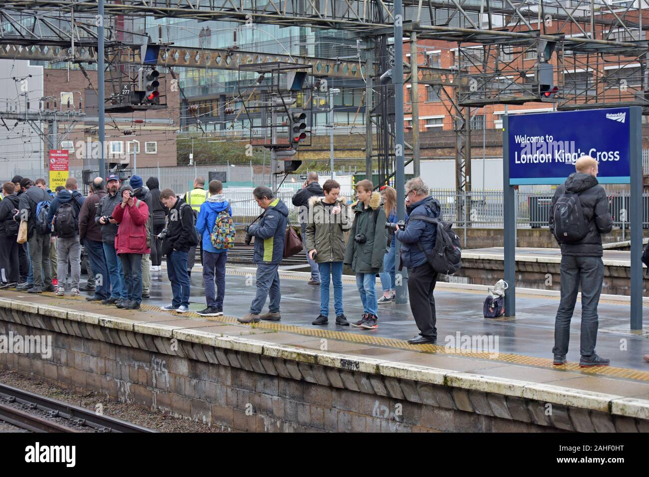 Rail Enthusiasten warten auf den letzten InterCity 125 am Bahnhof King's Cross Station mit modernen Azuma elektrische Züge im Hintergrund Stockfoto
