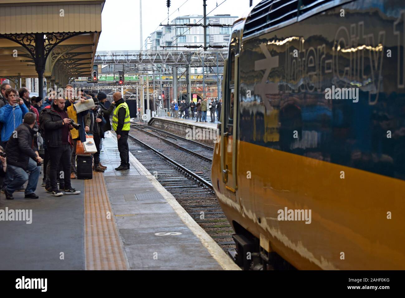 Rail Enthusiasten Foto in einem restaurierten InterCity 125 am Bahnhof King's Cross Station den Abschluss einer 4-tägigen Tour als die letzten HST auf der East Coast Main Line Stockfoto