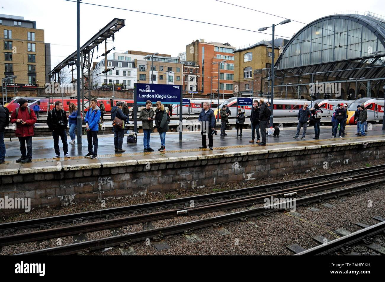 Rail Enthusiasten warten auf den letzten InterCity 125 am Bahnhof King's Cross Station mit modernen Azuma elektrische Züge im Hintergrund Stockfoto