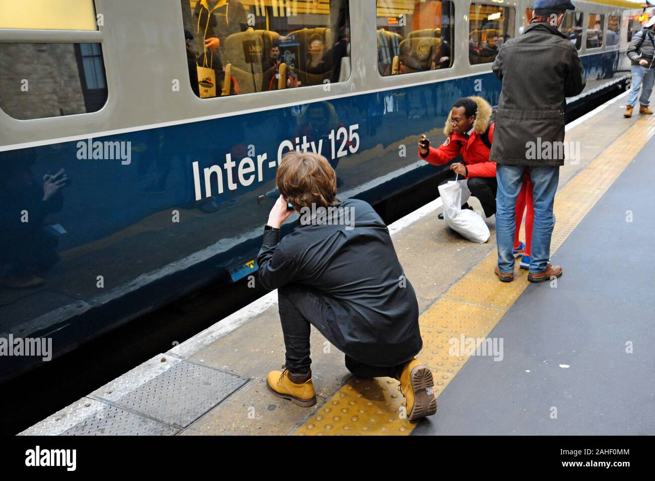 Rail Enthusiasten Foto in einem restaurierten InterCity 125 am Bahnhof King's Cross Station den Abschluss einer 4-tägigen Tour als die letzten HST auf der East Coast Main Line Stockfoto