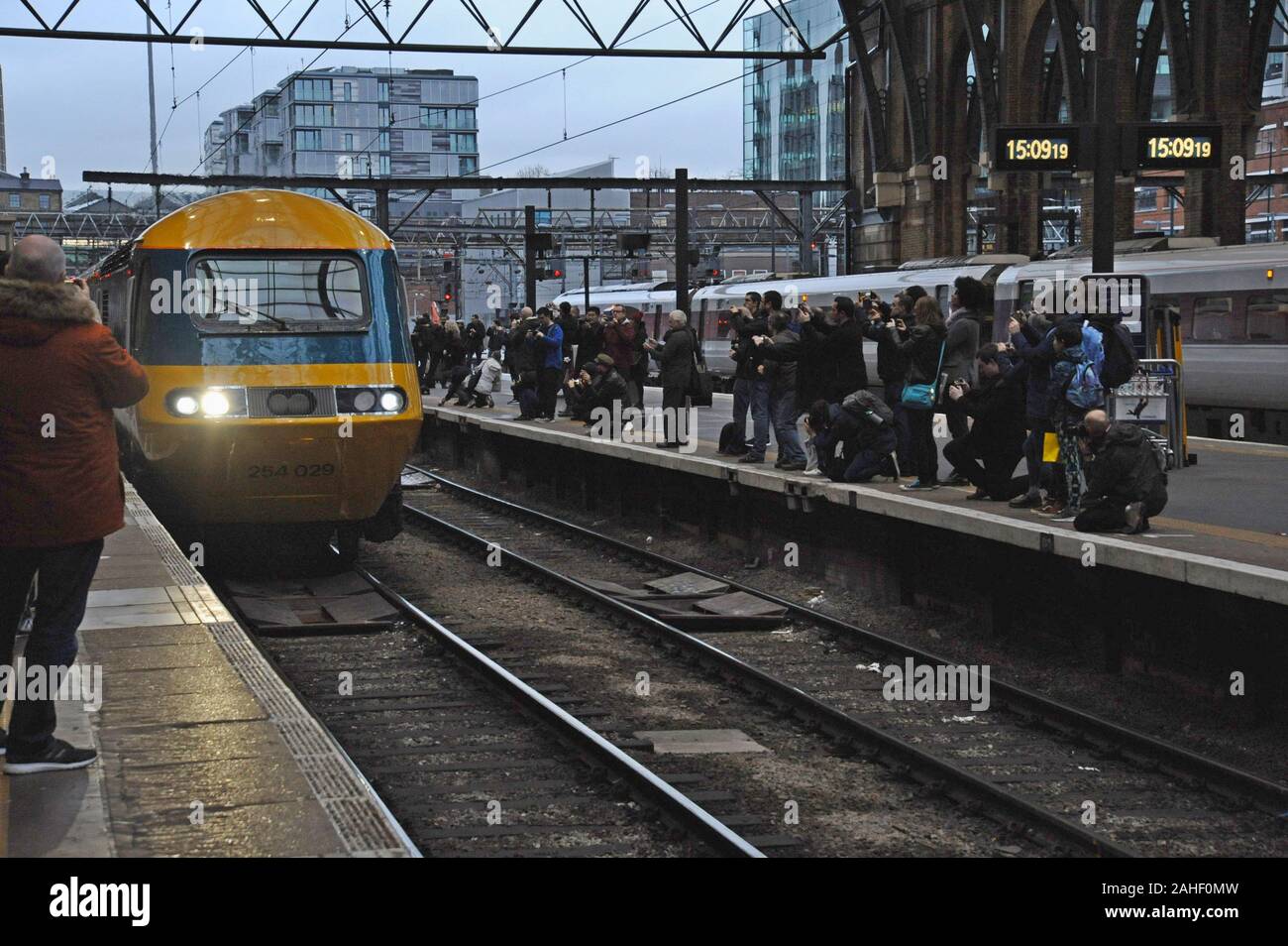 Rail Enthusiasten Foto in einem restaurierten InterCity 125 am Bahnhof King's Cross Station den Abschluss einer 4-tägigen Tour als die letzten HST auf der East Coast Main Line Stockfoto