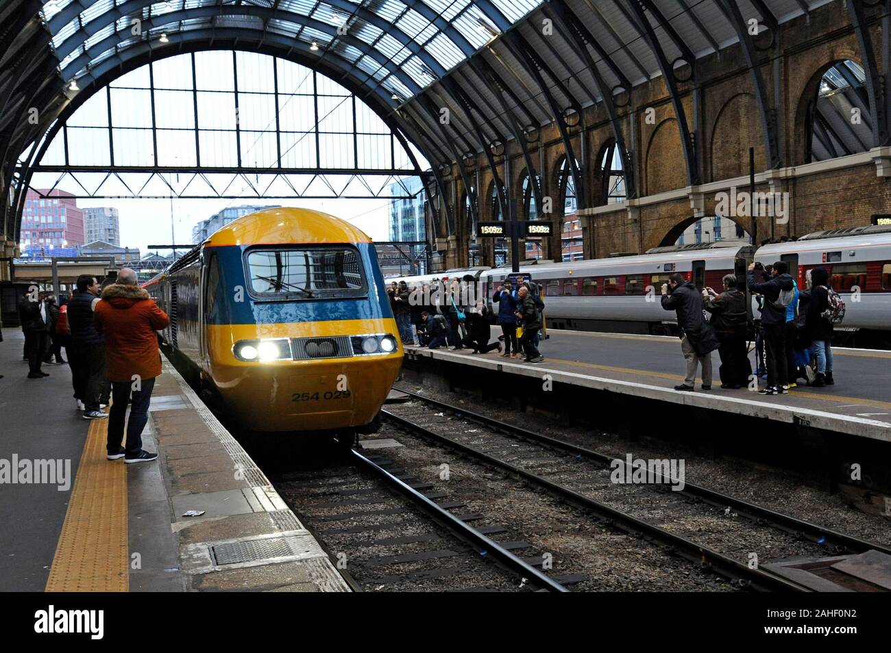 Rail Enthusiasten Foto in einem restaurierten InterCity 125 am Bahnhof King's Cross Station den Abschluss einer 4-tägigen Tour als die letzten HST auf der East Coast Main Line Stockfoto