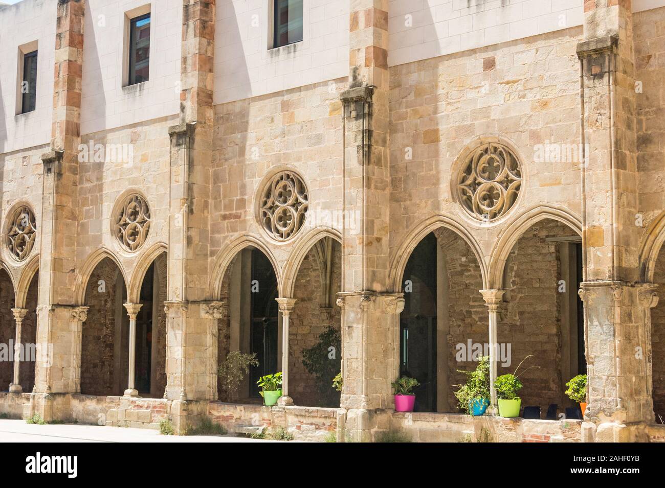 Blick auf das Kloster de Sant Agusti, einem ehemaligen gotischen Kloster jetzt als kulturelles Zentrum in Barcelona, Katalonien, Spanien. Stockfoto