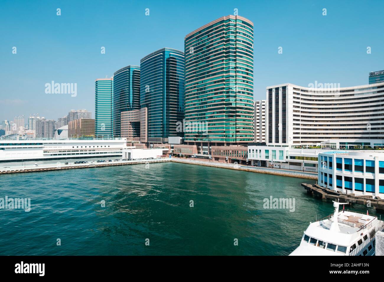 HongKong, China - November, 2019: Moderne Architektur und Skyline von West Kowloon und Victoria Hafen in HongKong Stockfoto