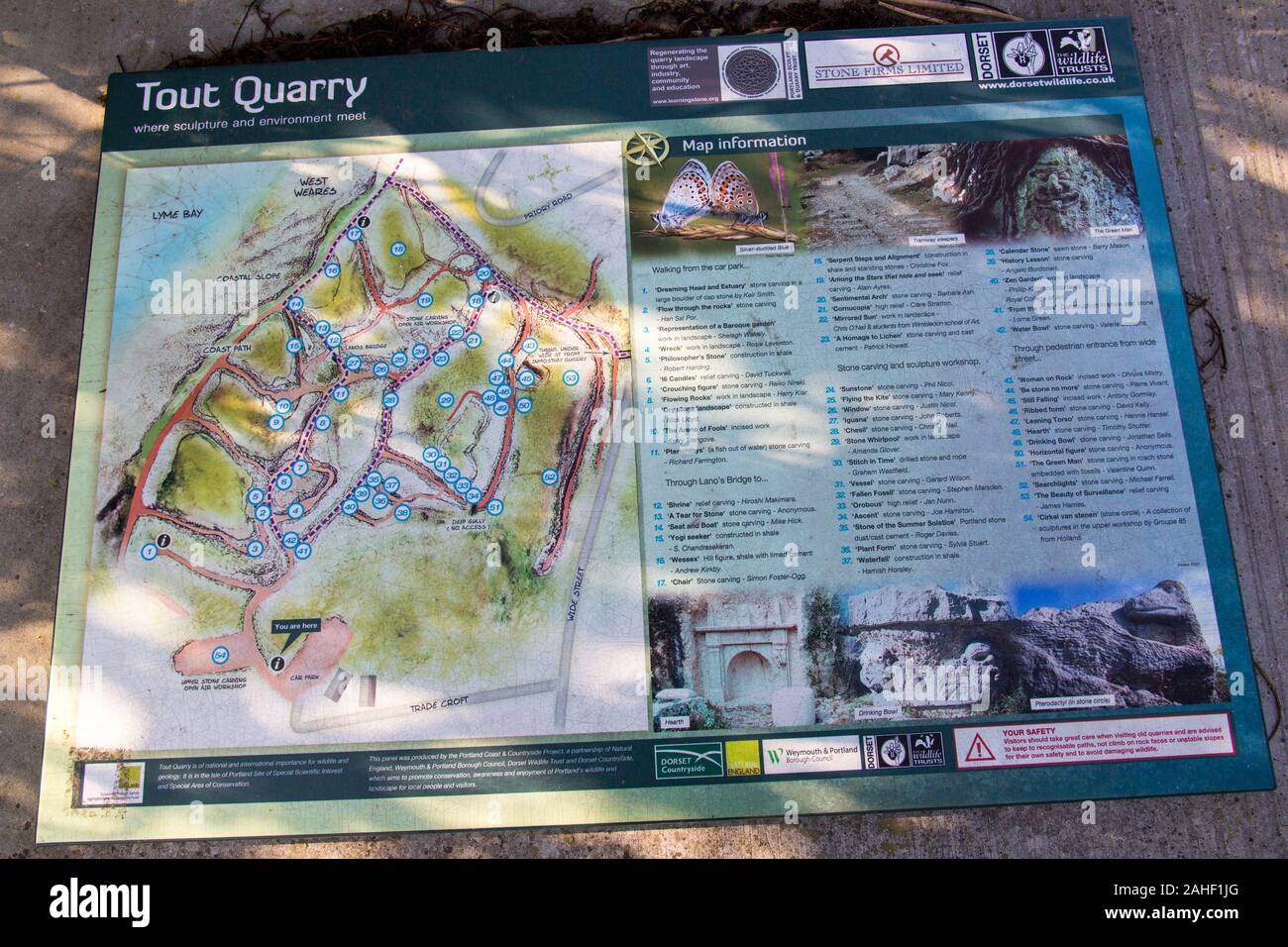 Zwei Informationstafeln über die Geschichte der Tout Quarry Skulpturenpark auf Portland Bill, Dorset, England, Großbritannien Stockfoto