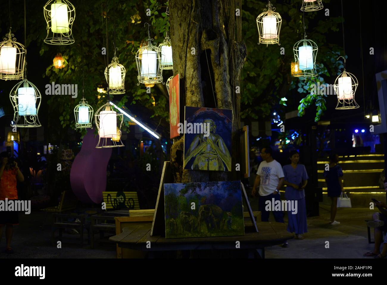 Lampen um einen heiligen buddhistischen Baum, pasakdek Stockfoto