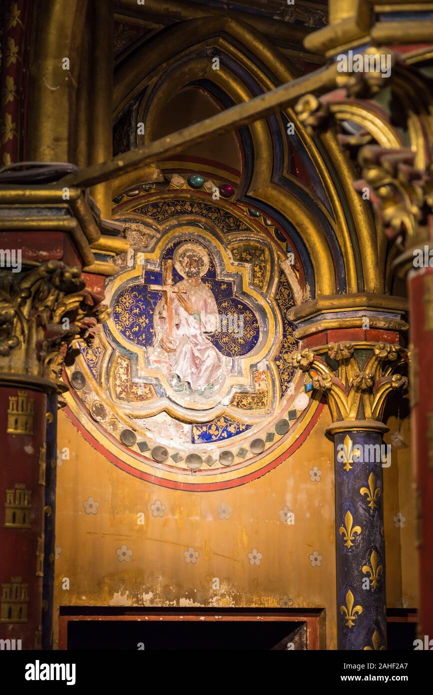 PARIS, Frankreich, 18. MAI 2016: Detail der Wandgemälde an einer Wand in der Sainte Chapelle. Frankreich Stockfoto