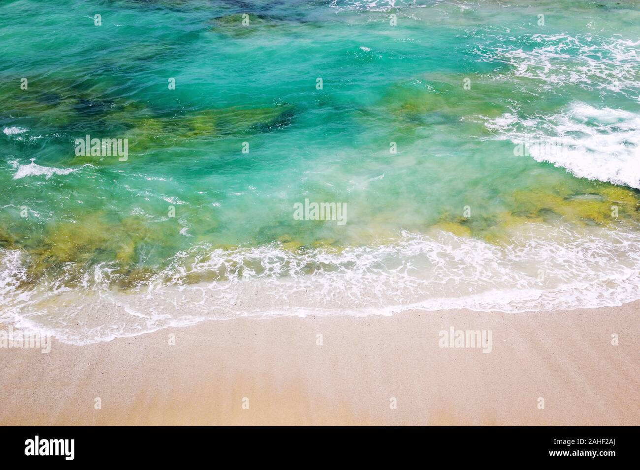 Bunte Meer mit Strand von oben, Tapeten Stockfoto