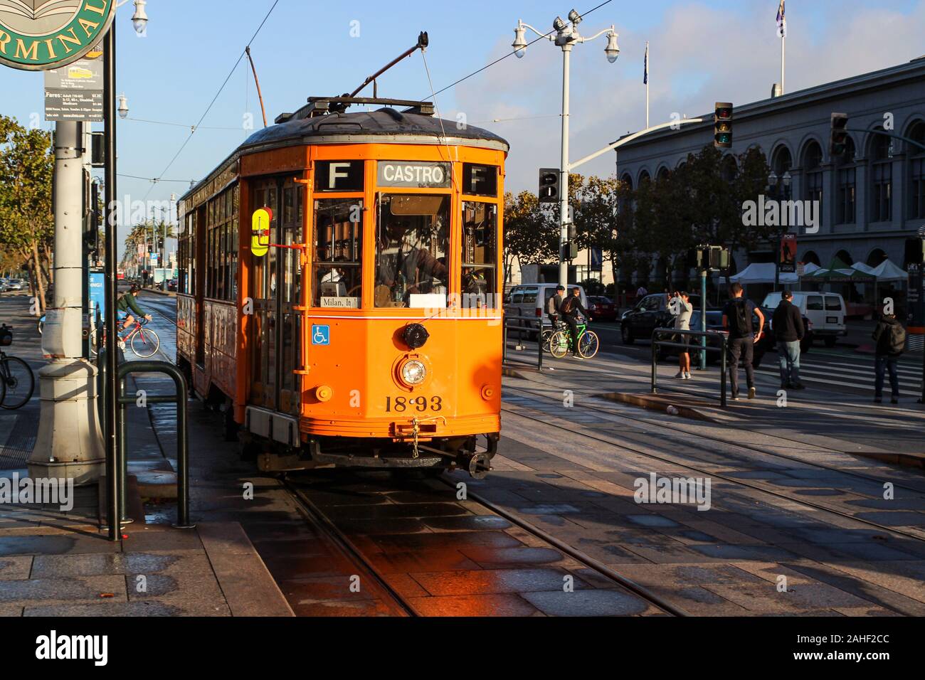 Vintage Mailänder Straßenbahn oder Heritage Straßenbahn Aalen in Morgensonne auf Embarcadero in San Francisco, Vereinigte Staaten von Amerika Stockfoto