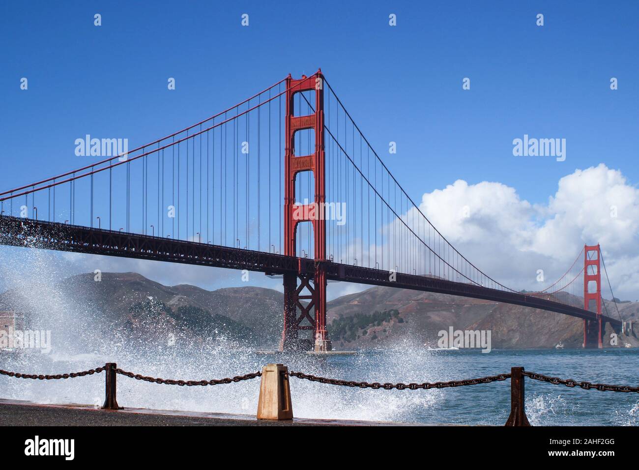 Wellen brechen sich an der Böschung mit internationalen orange Golden Gate Bridge in San Francisco, Vereinigte Staaten von Amerika Stockfoto