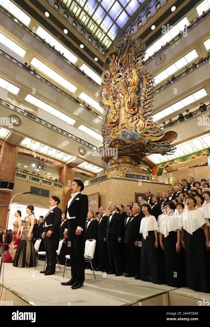 Tokio, Japan. 29 Dez, 2019. 220 amateur Chorus Gruppe Mitglieder durch Beethovens Symphonie Nr. 9 "Choral" Ende Jahr Käufer auf der 35. jährlichen Konzert auf dem Mitsukoshi Kaufhaus in Tokio am Sonntag zu gewinnen, 29. Dezember 2019. Credit: Yoshio Tsunoda/LBA/Alamy leben Nachrichten Stockfoto