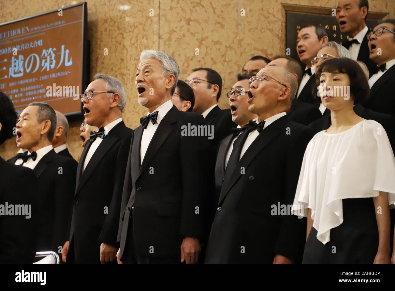 Tokio, Japan. 29 Dez, 2019. 220 amateur Chorus Gruppe Mitglieder durch Beethovens Symphonie Nr. 9 "Choral" Ende Jahr Käufer auf der 35. jährlichen Konzert auf dem Mitsukoshi Kaufhaus in Tokio am Sonntag zu gewinnen, 29. Dezember 2019. Credit: Yoshio Tsunoda/LBA/Alamy leben Nachrichten Stockfoto