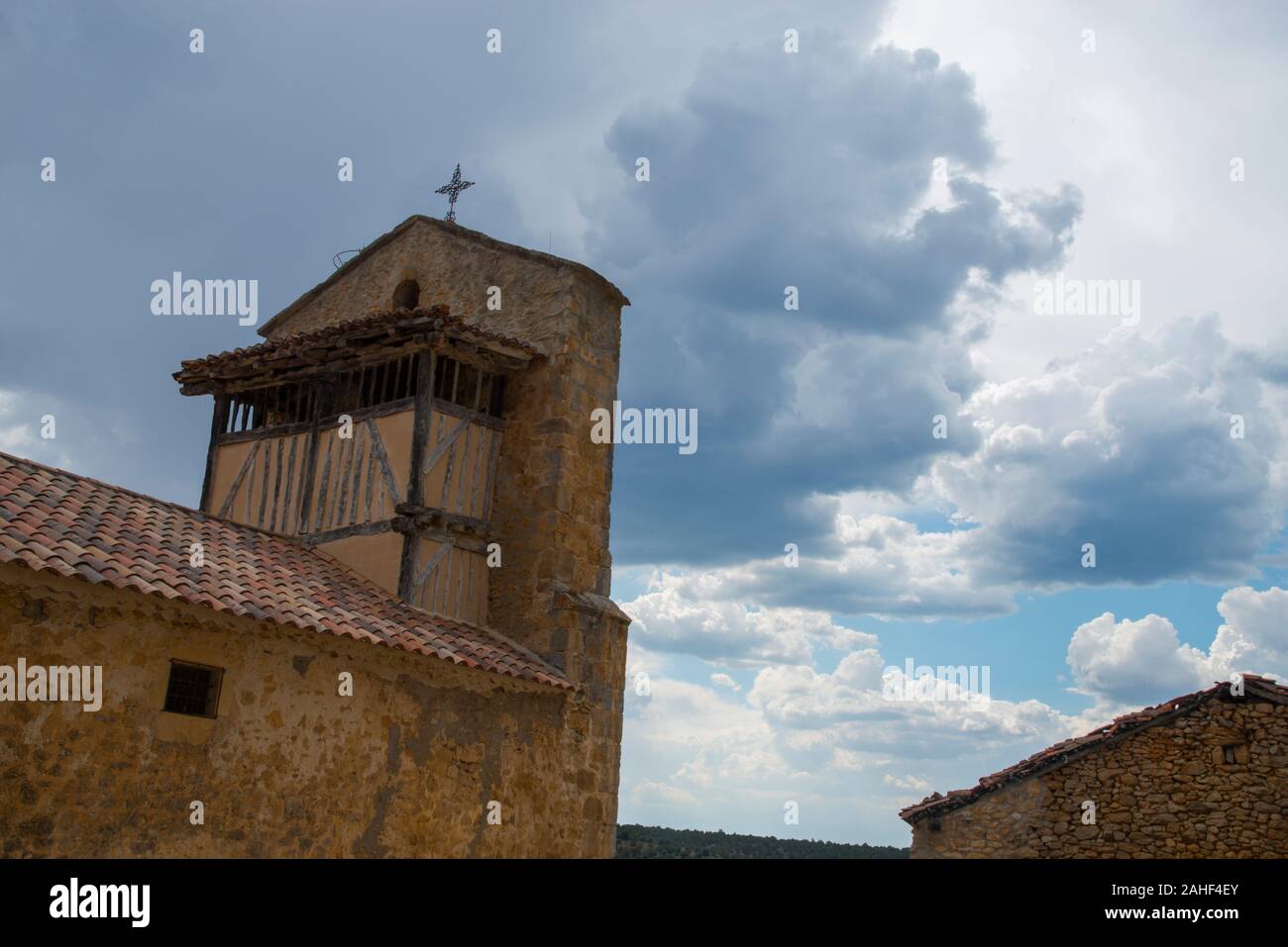 Turm der Kirche. Aldehuela de Calatañazor, Provinz Soria, Castilla Leon, Spanien. Stockfoto