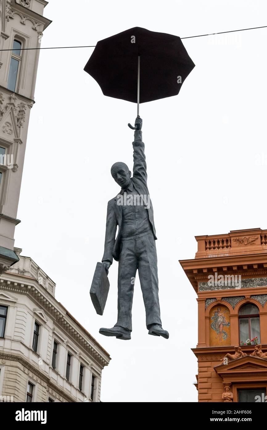 Hängende Mann mit Regenschirm Skulptur namens leichte Unsicherheit von Michal Trpak in Prag (Tschechische Republik) Stockfoto