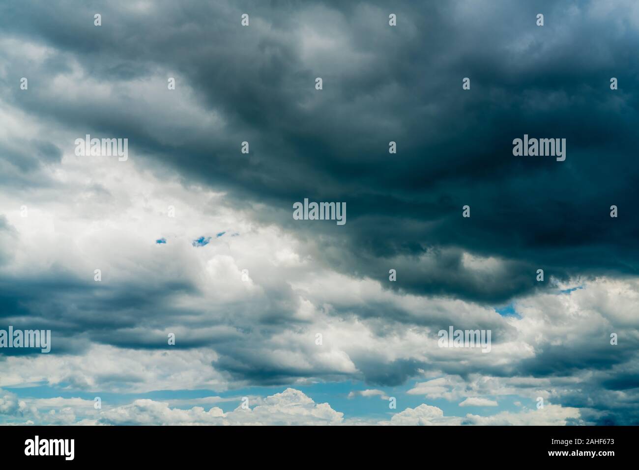 Schönen blauen Himmel und weißen Wolken cumulus Abstrakt Hintergrund. Cloudscape Hintergrund. Blauer Himmel und flauschigen weissen Wolken am sonnigen Tag. Natur Wetter. Stockfoto