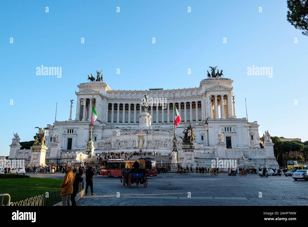 Rom, National Monument in Venezia mit touristischen Menschen und Verkehr, Italien Stockfoto