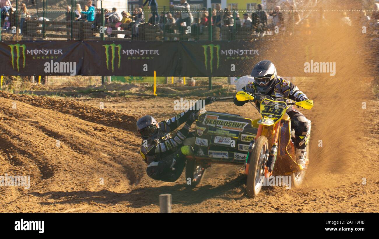 Oktober 24, 2019 Ukraine Irpen: World Motocross Championship auf Motorrädern mit einem Kinderwagen Stockfoto