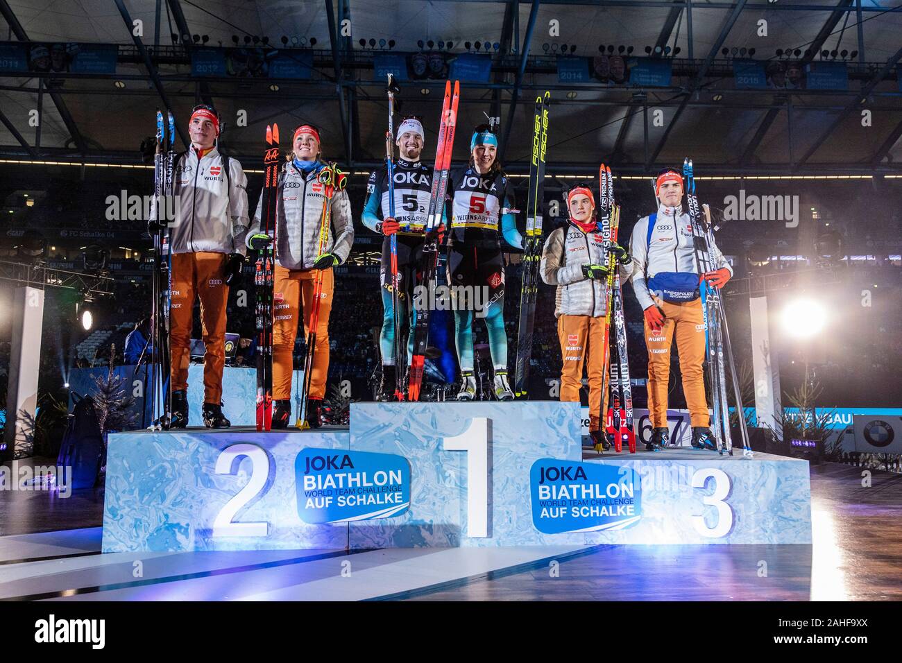 Siegerehrung L-R: Philipp Lipowitz, Lisa Funke (Deutschland), Camille Bened, Sebastien Mahon (Frankreich), Sabrina Braun, Julian Hollandt (Deutschland). Premiere der Juniorkonkurrenz Talent Team Challenge (TTC) während der Biathlon auf Schalke. Stockfoto