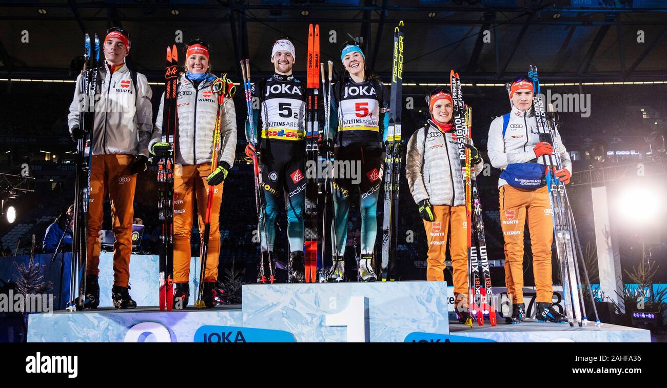 Siegerehrung L-R: Philipp Lipowitz, Lisa Funke (Deutschland), Camille Bened, Sebastien Mahon (Frankreich), Sabrina Braun, Julian Hollandt (Deutschland). Premiere der Juniorkonkurrenz Talent Team Challenge (TTC) während der Biathlon auf Schalke. Stockfoto