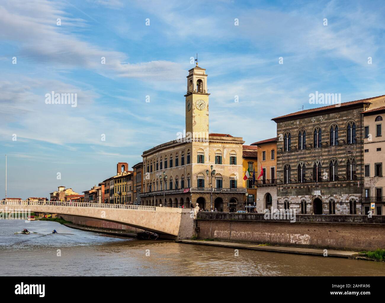 Palazzo Pretorio und Ponte di Mezzo über Arno, Pisa, Toskana, Italien Stockfoto